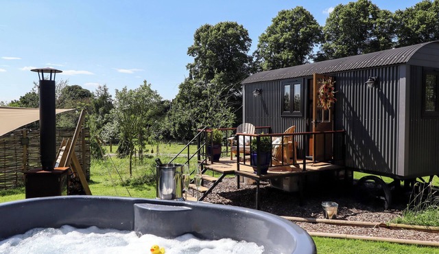 HERDWICK LUXURY GLAMPING, romantic, with hot tub in Nottingham