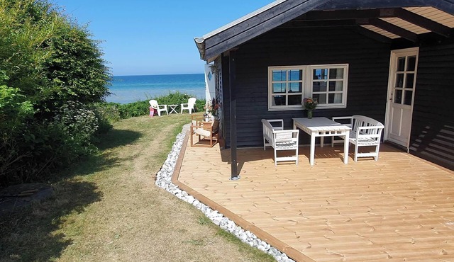 Here you live almost "on the beach" in a uniquely situated family holiday home.