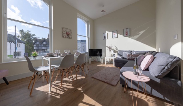 HEREFORD CITY CENTRE – Apartment 1: Modern 2-Bed in City Centre, Sleeps 6