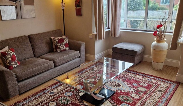 HEREFORD CITY – Goldcrest House: 4-Bed with Parking Near River Wye, Sleeps 7