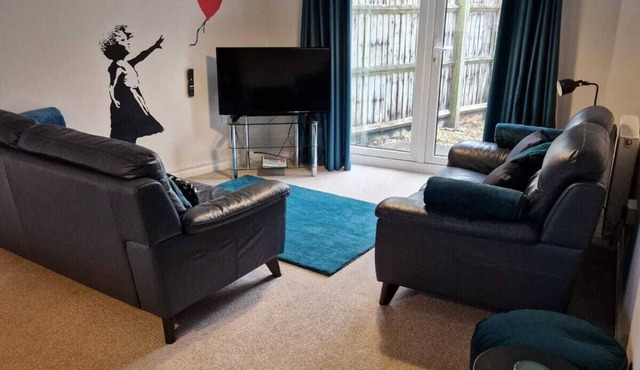 HEREFORD – Finch House: Modern 4-Bed, Dog Friendly, Sleeps 10 + Pool Table