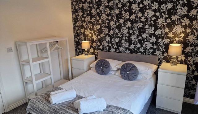 HEREFORD – Mayflower Coach House: Modern 2-Bed with Parking, Sleeps 4