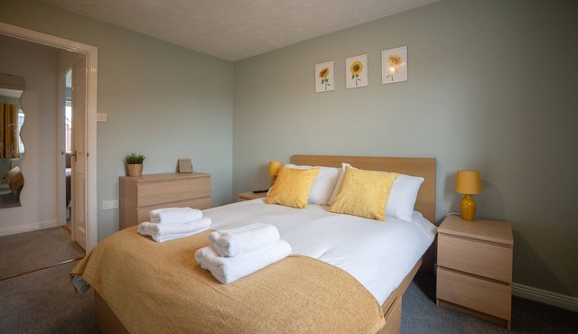 HEREFORD – Woodpecker House: Modern 3-Bed Near Rotherwas, Sleeps 6