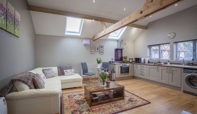 HEREFORDSHIRE – Little Oak: Charming Rural Cottage, Sleeps 2, Cozy Getaway
