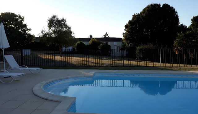 Hergé Guest Room with Shared Pool, Terrace and Wi-Fi