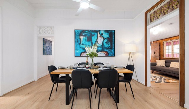 Heritage 5BR home- minutes to Southbank,West End, perfect for a group.3parking