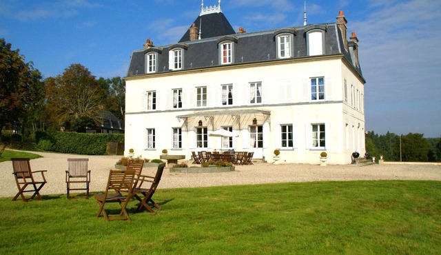 Heritage Castle in Asnières with Garden