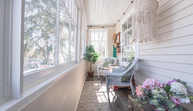 heritage charm, 5 min to DT with A/C