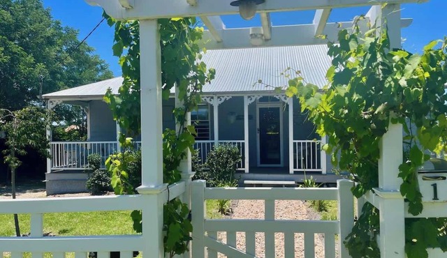 Heritage Cottage with Hot Tub in Wine Country