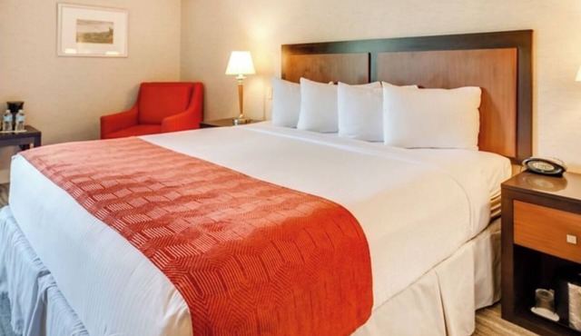 Heritage Escape – Relax with Indoor Pool, Spa Services & Scenic Golf Course View