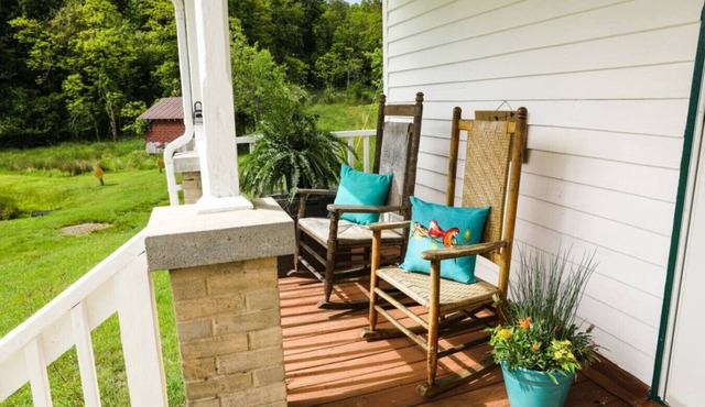 Heritage Farmhouse by Buffalo Mountain Getaway