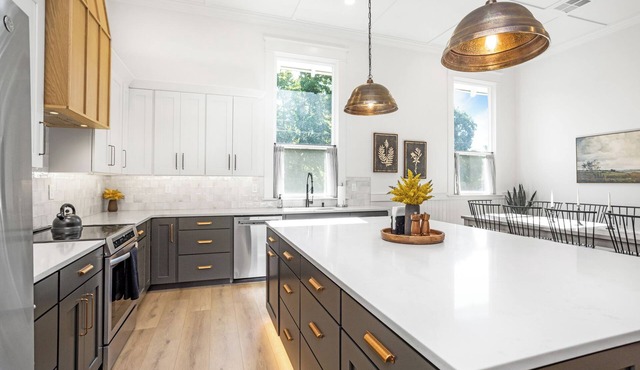 Heritage Heights-Close to Downtown & Pioneer Park - Luxury Finishes - EV charger