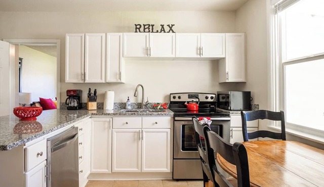 Heritage House -Great Location, Skiing, Walk to Restaurants, Sports Fields, Train. Large rooms