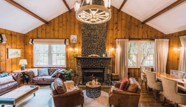 Heritage Log Cabin and Garden with Outdoor Hot Tub