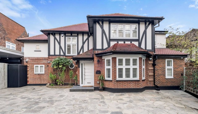 Heritage Look, Luxury Feel - London Family House