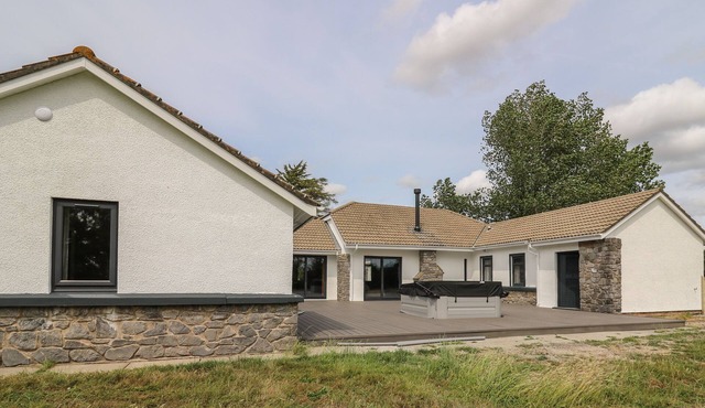 HERITAGE, pet friendly, character holiday cottage in St Clears