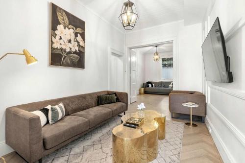 Heritage Townhouse with Private Parking