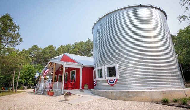 Hermann Grain Bins BNB and Retreat Center whole complex (Sleeps 16 total) Each Grain bin sleeps 8 each and we have 2 two-story grain bins.