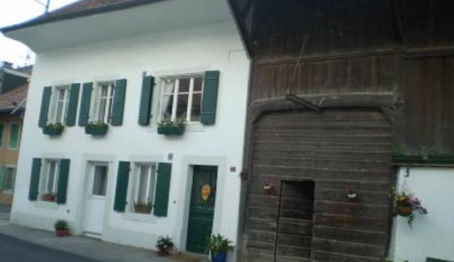 Hermenches: Beautiful charming apartment in a house,