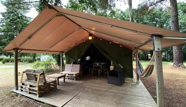 Hermitage Campsite* - American tent 3 rooms 5 people
