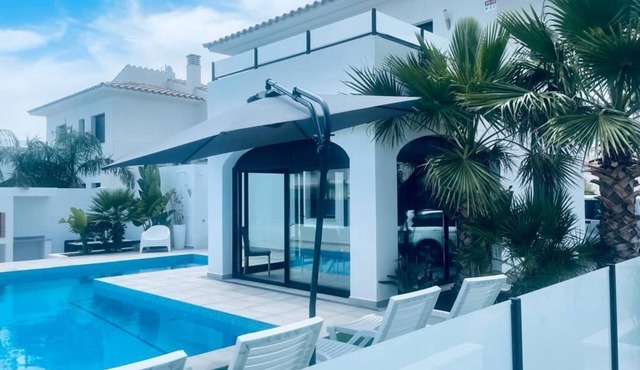 Hermosa casa moderna, piscina privada, 800 metros de la playa