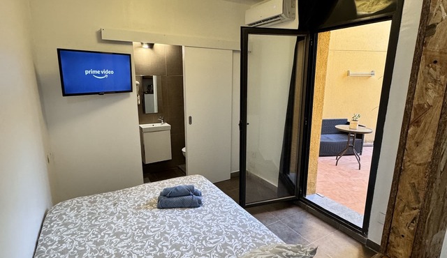 Hermosa Planta Baja Nueva con Patio y Baño Privado!