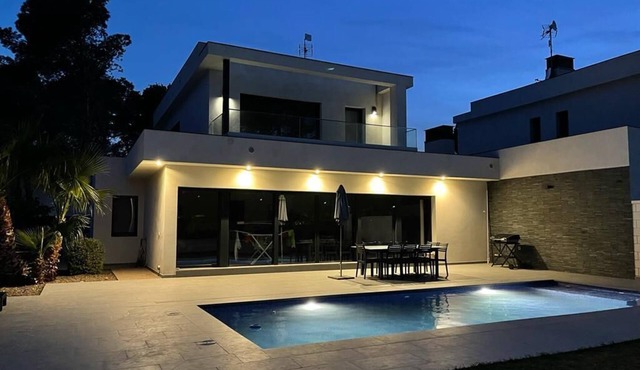 Hermosa villa moderna de lujo con piscina privada !