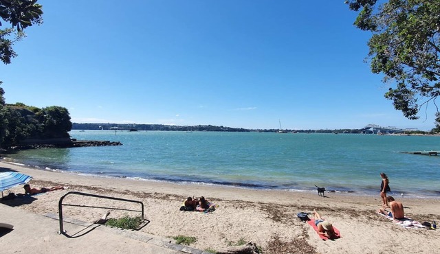 Herne Bay Gem Near Beach - Carpark