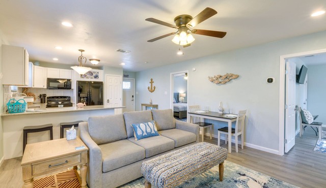 ‘Heron Bay Cottage’ w/Patio in Rockport!