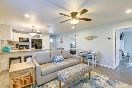 ‘Heron Bay Cottage’ w/Patio in Rockport!