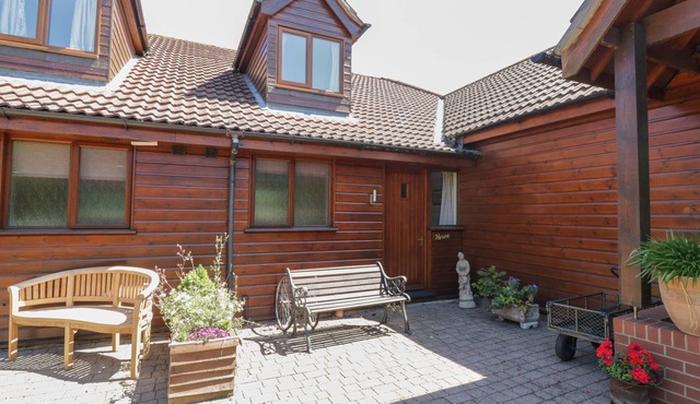 HERON COTTAGE, family friendly, with pool in Wayford