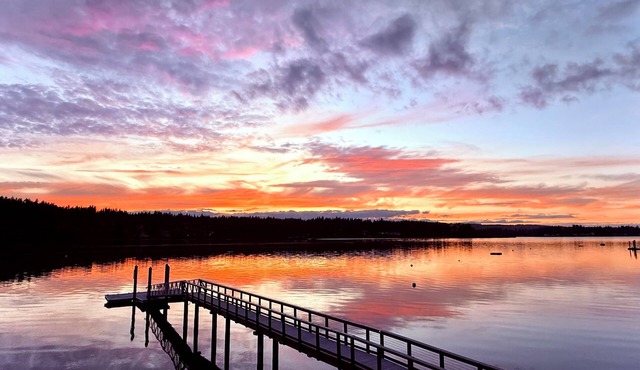 Heron Hideaway – Stylish Puget Sound Getaway with Private Beach Access