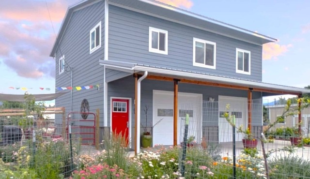 Heron House - spacious one bedroom guest apartment in Salmon.