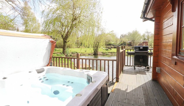 HERON LODGE, character holiday cottage, with hot tub in Badwell Ash