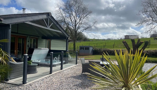 Heron Lodge, Hot Tub, Woodburner