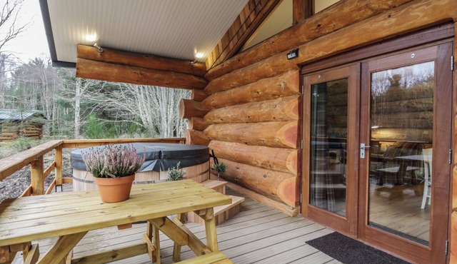 HERON LODGE, pet friendly, with hot tub in North Kessock And Kilmuir