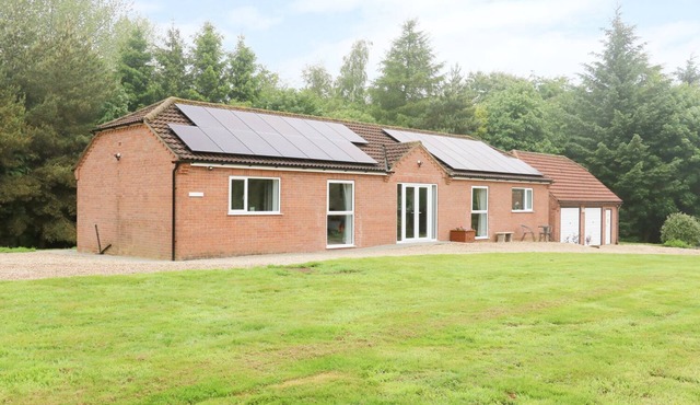 HERON LODGE, with a garden in Spilsby