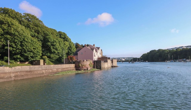 HERON, pet friendly, luxury holiday cottage in Milford Haven