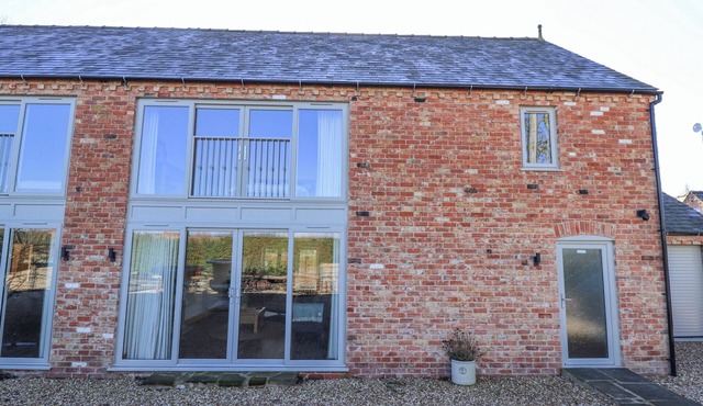 HERON'S DEN, pet friendly, luxury holiday cottage in Horncastle