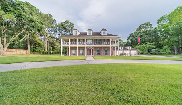 Heron's Landing: POOL/HOT TUB + 2 Acres in Houston (Spring), TX