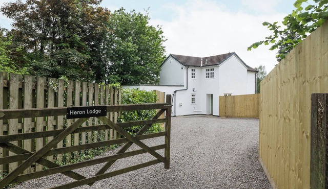 HERON'S LODGE, pet friendly, with a garden in Penperlleni