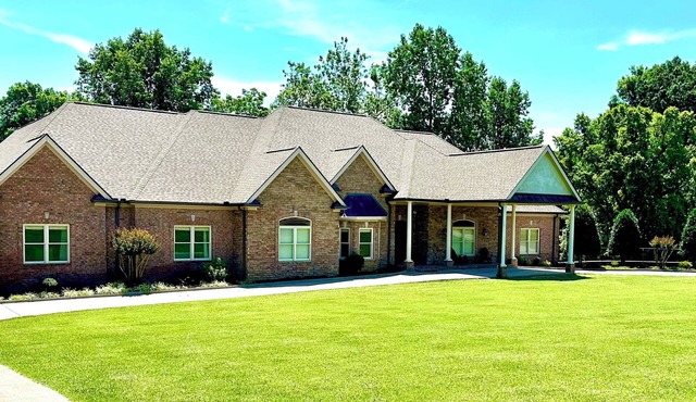 HERON'S NEST. Spacious, Clean. Peaceful. Near Historic Downtown Franklin, TN.