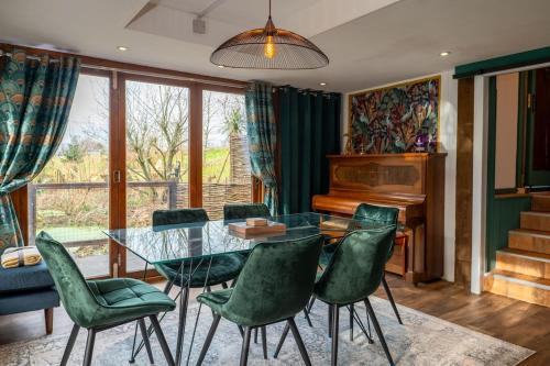 Heron's Perch- A pond-side retreat with cinema room