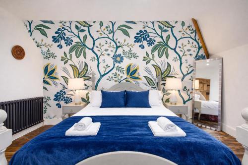 Heron Stays Bath- Boutique Family Townhouse, Sleeps 10, with Parking Near Bath City Centre