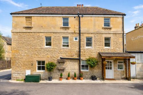 Heron Stays Bath- Boutique Period Group Townhouse, Sleeps 14 with Parking Near Bath