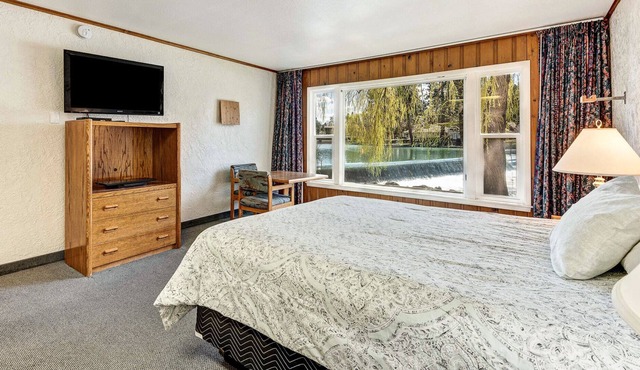 "Heron Then" Retro Riverfront Cottage near Downtown