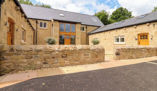 HERON VIEW, family friendly, character holiday cottage in Longridge