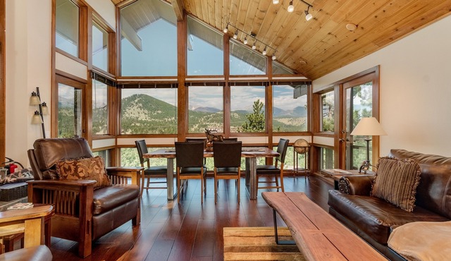 Herondale Luxury Vacation At Windcliff 3 Bedroom Home by RedAwning