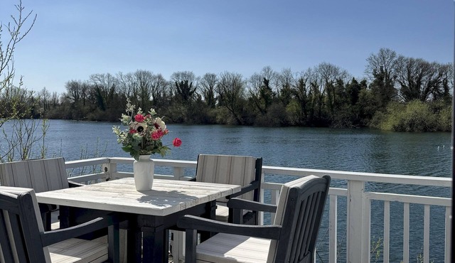 Herons Hideout · Cotswold Lakeside - Spring Lake