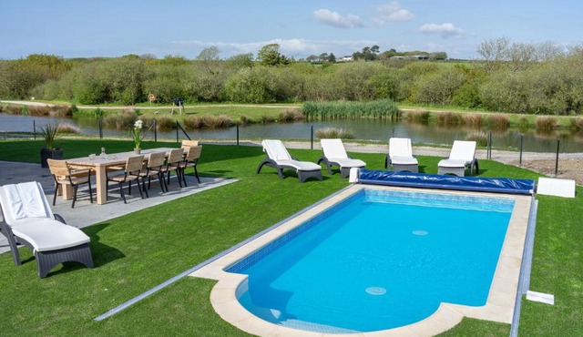 Herons House Sleeps 12, heated Pool, hot tub, sauna, games room 5 Star!